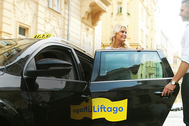 Žena nastupuje do auta Liftago Taxi